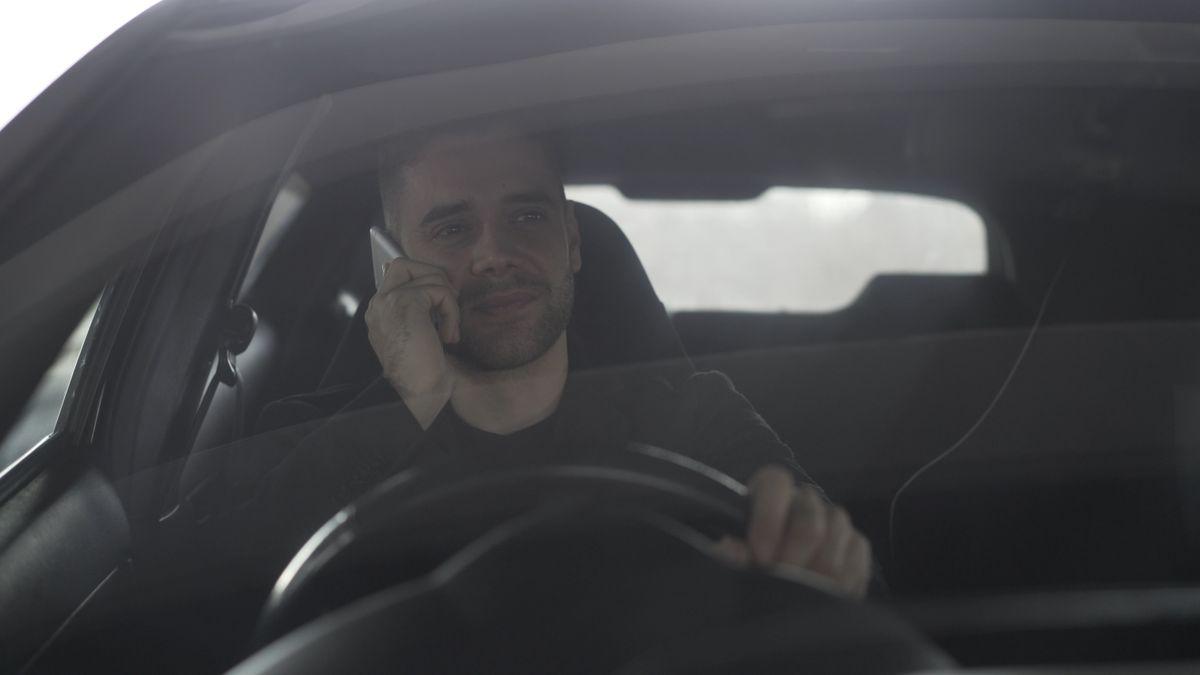 Motorista preocupado buscando orientação pelo telefone